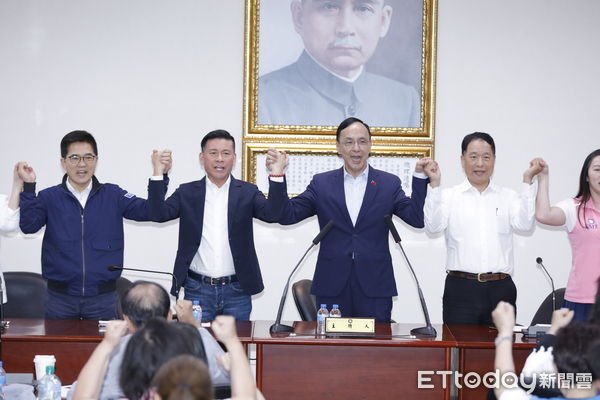 ▲▼國民黨台北市黨部第20屆第1次市委員、顧問臨時會議，黨主席朱立倫親臨會場為臨危受命接下台北市代理主委的台北市議會議長戴錫欽加油打氣。（圖／記者湯興漢攝）