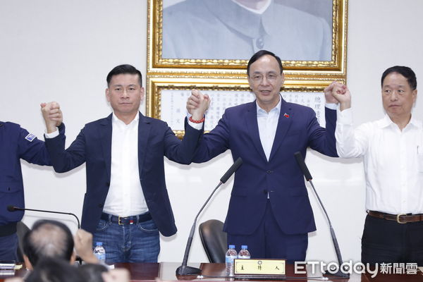 ▲▼國民黨台北市黨部第20屆第1次市委員、顧問臨時會議，黨主席朱立倫親臨會場為臨危受命接下台北市代理主委的台北市議會議長戴錫欽加油打氣。（圖／記者湯興漢攝）