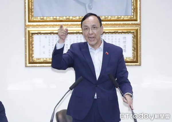 ▲▼國民黨台北市黨部第20屆第1次市委員、顧問臨時會議，黨主席朱立倫親臨會場為臨危受命接下台北市代理主委的台北市議會議長戴錫欽加油打氣。（圖／記者湯興漢攝）