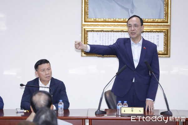 ▲▼國民黨台北市黨部第20屆第1次市委員、顧問臨時會議，黨主席朱立倫親臨會場為臨危受命接下台北市代理主委的台北市議會議長戴錫欽加油打氣。（圖／記者湯興漢攝）