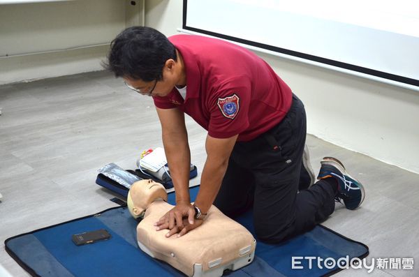▲台南市交通局5月2日於地下停車場辦理「充電樁防災講座與演練」，現場示範滅火毯操作與緊急應變處置，提升業者第一線防災知能。（記者林東良翻攝，下同）