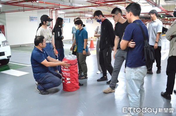 ▲台南市交通局5月2日於地下停車場辦理「充電樁防災講座與演練」，現場示範滅火毯操作與緊急應變處置，提升業者第一線防災知能。（記者林東良翻攝，下同）
