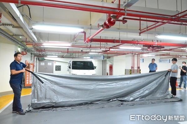 ▲台南市交通局5月2日於地下停車場辦理「充電樁防災講座與演練」，現場示範滅火毯操作與緊急應變處置，提升業者第一線防災知能。（記者林東良翻攝，下同）