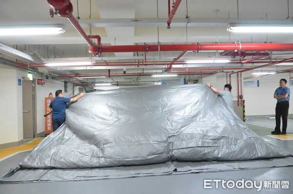 ▲台南市交通局5月2日於地下停車場辦理「充電樁防災講座與演練」，現場示範滅火毯操作與緊急應變處置，提升業者第一線防災知能。（記者林東良翻攝，下同）