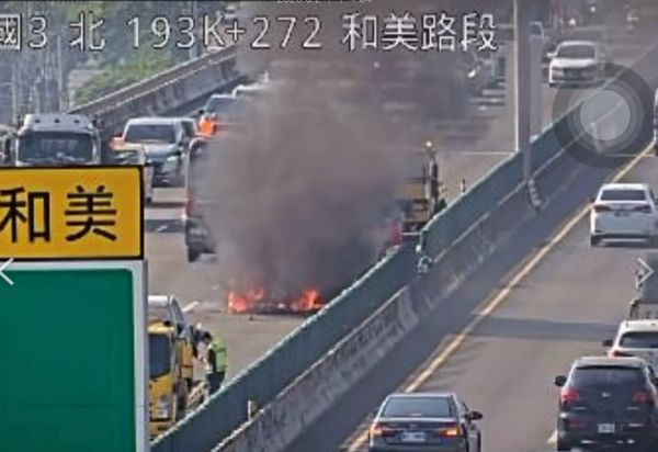 ▲國三南下和美路段驚傳火燒車。（圖／翻攝自國道1968）