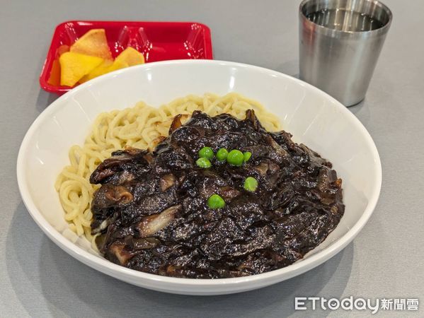 ▲白種元「香港飯店」台灣首店今試營運。（圖／記者黃士原攝）