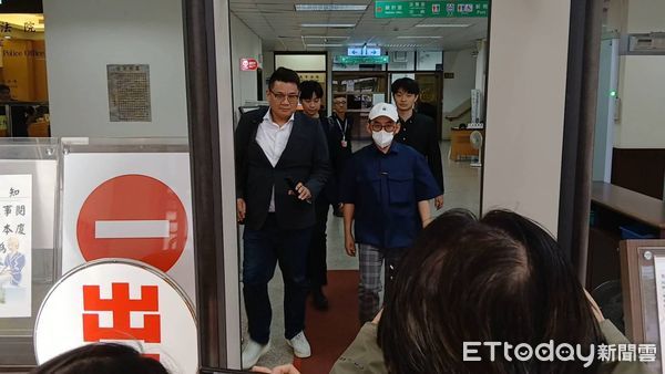 ▲▼黃子佼到高等法院出庭，再度鞠躬。（圖／記者吳銘峯攝）