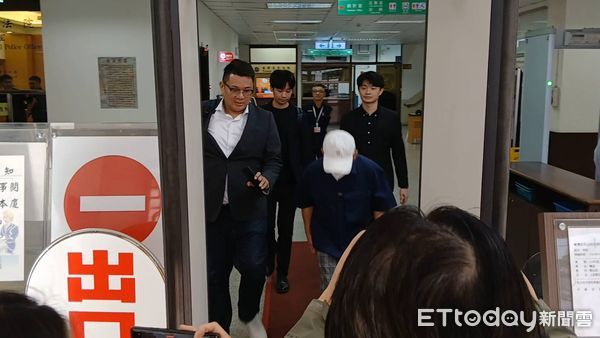 ▲▼黃子佼到高等法院出庭，再度鞠躬。（圖／記者吳銘峯攝）