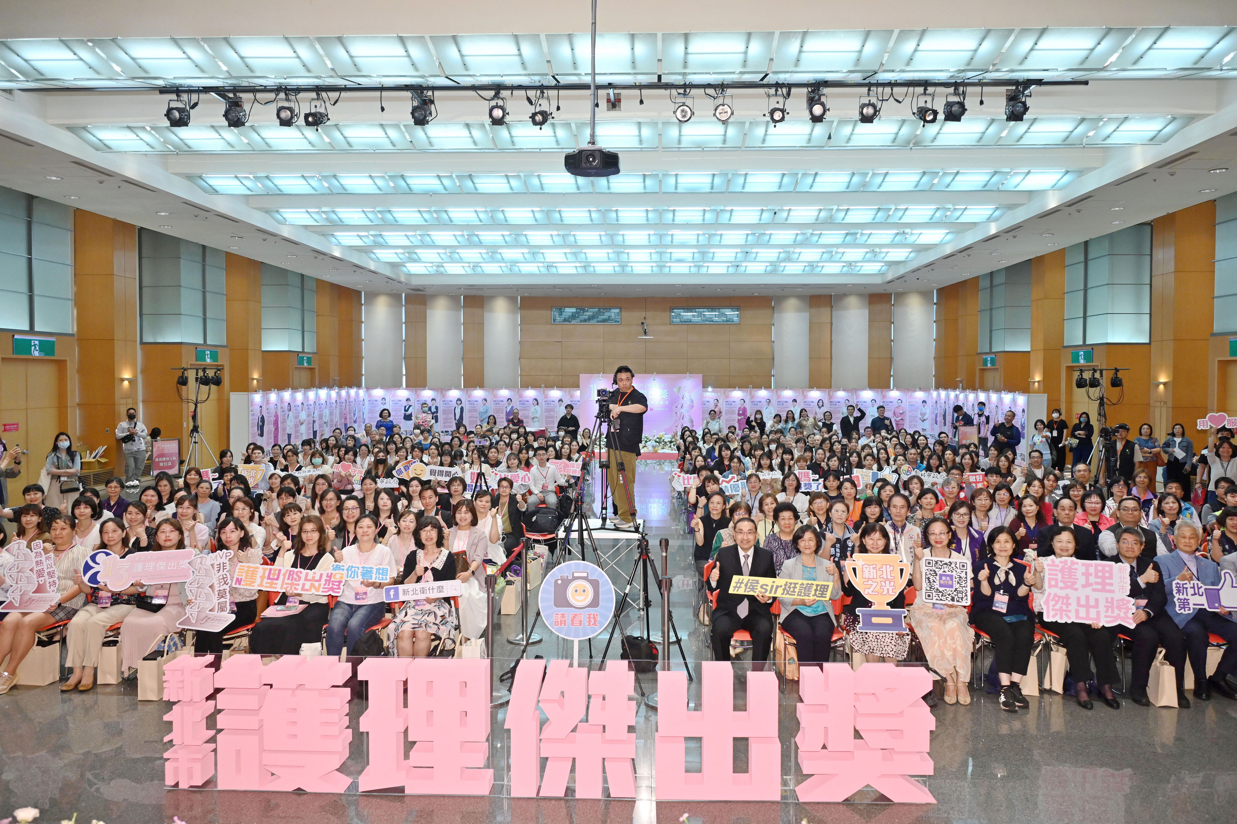 ▲新北表揚傑出護理人 侯友宜感謝守護市民健。（圖／新北市衛生局提供）