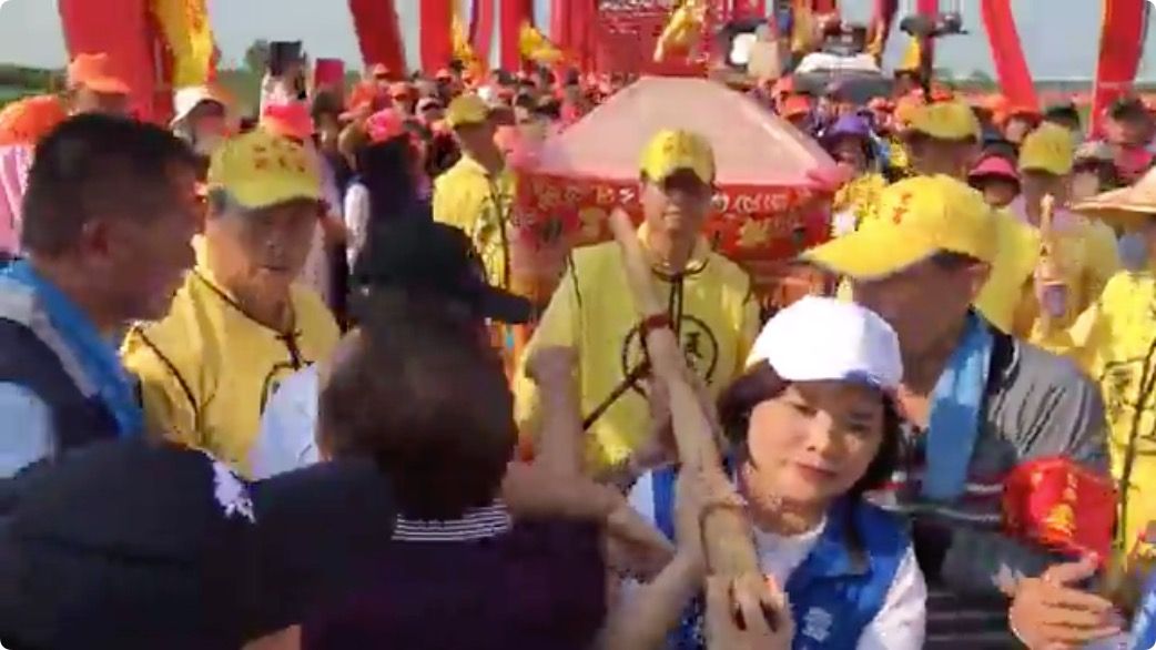 ▲▼張麗善2019疑似搶轎事件又被網友挖出。（圖／翻攝臉書／張麗善）