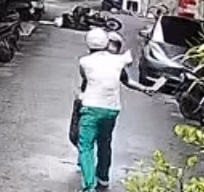 ▲▼民眾持刀追砍郵務士。（圖／翻攝「郵局郵政全民開講」臉書）