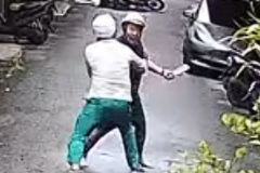 ▲▼民眾持刀追砍郵務士。（圖／翻攝「郵局郵政全民開講」臉書）