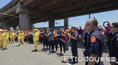 33萬香燈腳烈日伴粉紅超跑急行軍 3歲娃累癱哭鬧...警變身保母