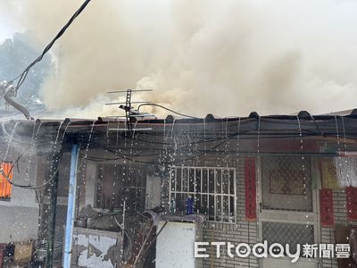 台南地標玄空法寺前火警！列焰狂密消防急增援...2間民宅燒毀