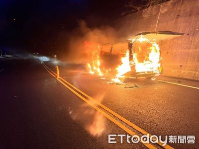 台東驚險火燒車！廂型車行駛中瞬間成火球　現場僅剩車架