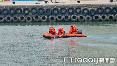 SUP翻覆、漁船失火!海巡署澳底演練3情境 強化岸際救援效能