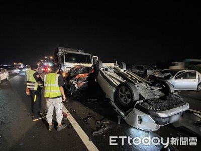 快訊／國道1號仁德段深夜8車追撞！　1人受困車內搶救5人送醫