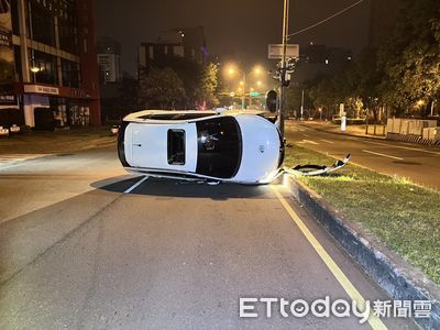 台中「狗頭牌」白車自撞分隔島翻覆　男手腳受傷...爬天窗脫困