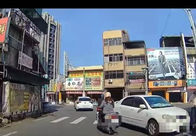 自小客衝對向車道！駕駛撿東西釀禍　騎士緊急跳車畫面曝