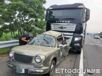 國3自小客遭聯結車猛撞!後車廂扭曲變形畫面曝 2人受困送醫