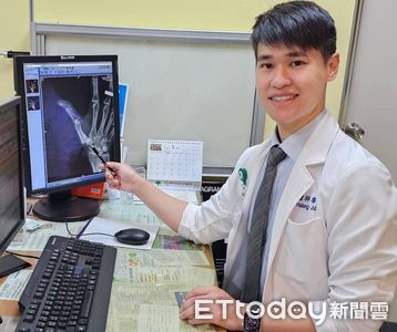 催機車油門也痛!女「手指操過頭」2年沒睡好覺 3C成癮退化快