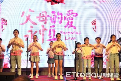 慶祝母親節！花蓮表揚38名「暖心」母親　街電視牆播放感人故事