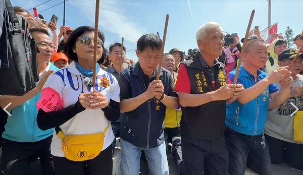 ▲雲林縣長張麗善化身香燈腳將一路陪同白沙屯媽祖到北港。（圖／民眾提供）