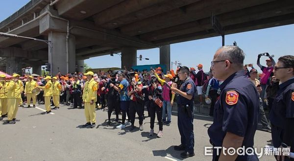 ▲▼32萬名香燈腳在烈日下陪伴粉紅超跑急行軍，部份民眾出現身體不適，還好有員警即刻救援。（圖／警方提供，下同）