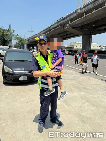 ▲▼32萬名香燈腳在烈日下陪伴粉紅超跑急行軍，部份民眾出現身體不適，還好有員警即刻救援。（圖／警方提供，下同）