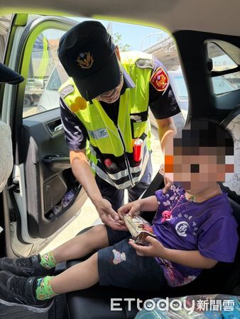 ▲▼32萬名香燈腳在烈日下陪伴粉紅超跑急行軍，部份民眾出現身體不適，還好有員警即刻救援。（圖／警方提供，下同）