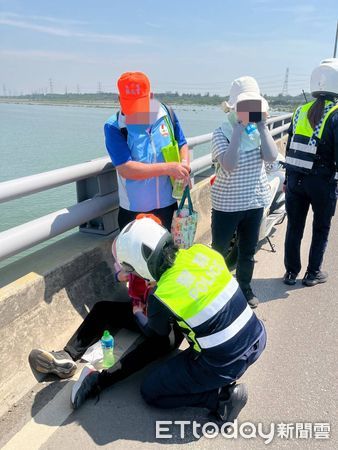 ▲▼32萬名香燈腳在烈日下陪伴粉紅超跑急行軍，部份民眾出現身體不適，還好有員警即刻救援。（圖／警方提供，下同）