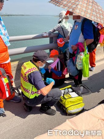 ▲▼32萬名香燈腳在烈日下陪伴粉紅超跑急行軍，部份民眾出現身體不適，還好有員警即刻救援。（圖／警方提供，下同）