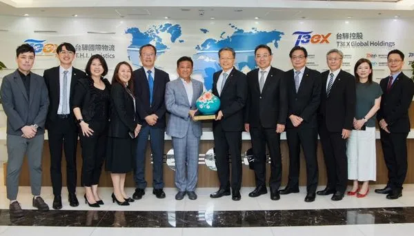 ▲右起長榮航空港澳大陸課曾世杰課長、美洲課溫雅卿課長、營業部張益仁經理、營業部吳上容協理、莊世雄副總經理、孫嘉明總經理、台驊物流集團顏益財董事長、賴文豪執行長、空運事業部謝齡誼總經理、空運部林怡伶資深總監、空運部美洲課賴政翰、空運部排貨組張皓鈞組長。（圖／台驊提供）