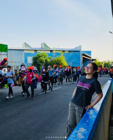 ▲葉蘊儀和進香團民眾合照。（圖／翻攝自葉蘊儀Instagram）