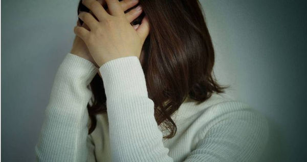 2023年，在花蓮從事鐵工的男子阿強（化名）透過網路結交女子小如（化名），2人認識不久後相約見面。誰知阿強卻是恐怖情人，見面當天便在網咖痛毆小如，以暴力對她強制猥褻得逞。（示意圖／翻攝photoAC）