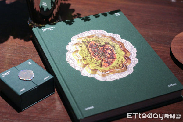 ▲名廚江振誠出食譜書《吉光片羽》　每道都是未完成的填充題。（圖／記者黃士原攝）