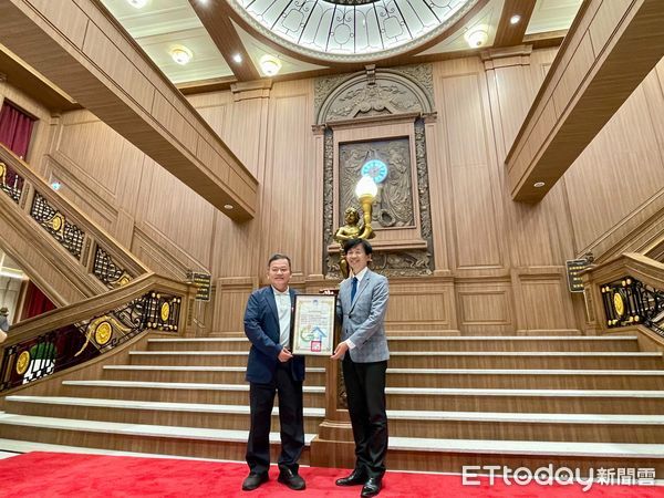 ▲台南安平航海城榮獲綠建築與安全建築雙認證，副市長葉澤山（中）頒發獎牌表揚團隊落實永續與安全精神。（記者林東良翻攝，下同）