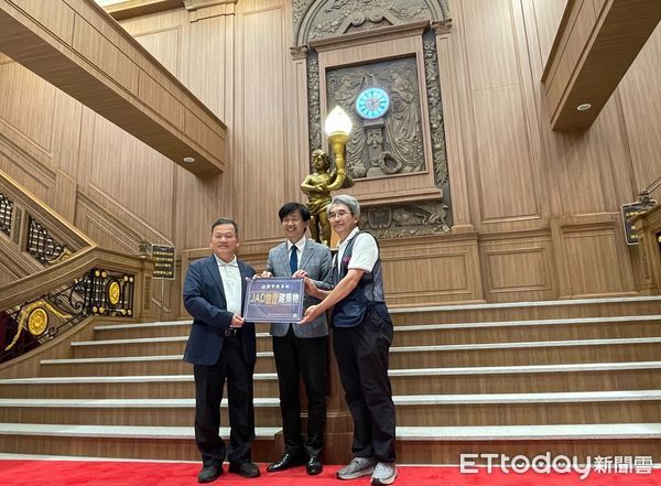 ▲台南安平航海城榮獲綠建築與安全建築雙認證，副市長葉澤山（中）頒發獎牌表揚團隊落實永續與安全精神。（記者林東良翻攝，下同）