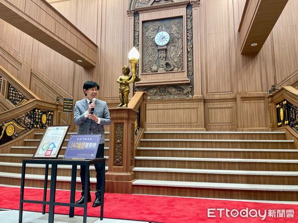 ▲台南安平航海城榮獲綠建築與安全建築雙認證，副市長葉澤山（中）頒發獎牌表揚團隊落實永續與安全精神。（記者林東良翻攝，下同）