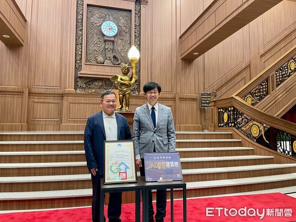 ▲台南安平航海城榮獲綠建築與安全建築雙認證，副市長葉澤山（中）頒發獎牌表揚團隊落實永續與安全精神。（記者林東良翻攝，下同）