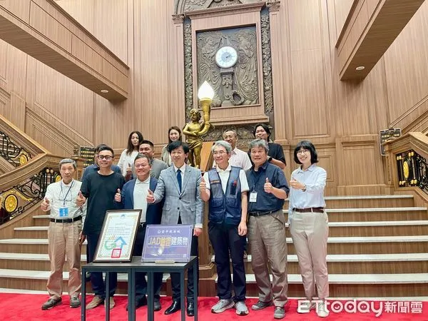 ▲台南安平航海城榮獲綠建築與安全建築雙認證，副市長葉澤山（中）頒發獎牌表揚團隊落實永續與安全精神。（記者林東良翻攝，下同）