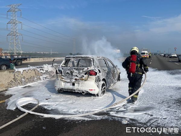 ▲國3和美路段3車追撞釀火燒車。（圖／記者唐詠絮翻攝）