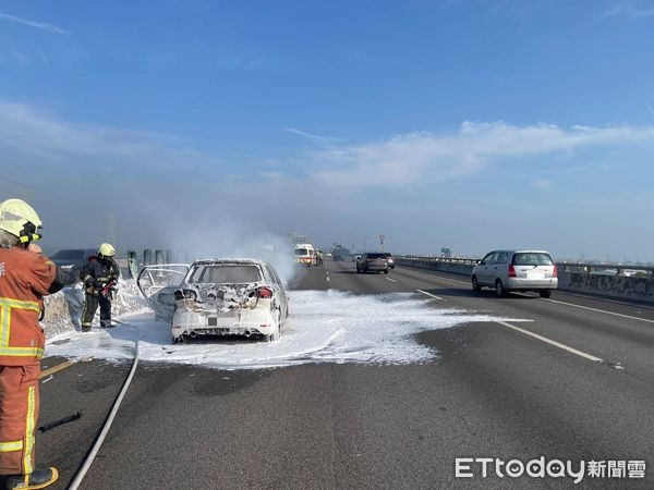 ▲國3和美路段3車追撞釀火燒車。（圖／記者唐詠絮翻攝）