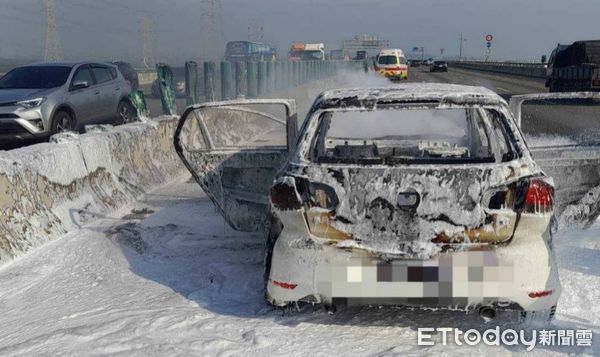 ▲國3和美路段3車追撞釀火燒車。（圖／記者唐詠絮翻攝）