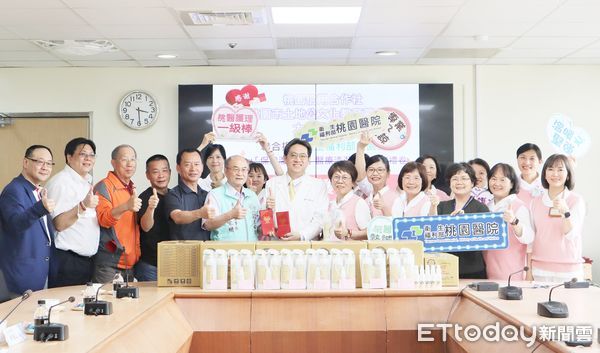 ▲國際護士節將屆，桃園信用合作社理事主席蘇家明今天上午致贈醫療清潔用品給部立桃園醫院醫護人員。（圖／記者沈繼昌翻攝）