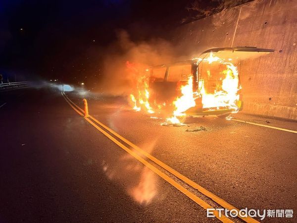 ▲▼台東太麻里廂型車起火燃燒。（圖／記者楊漢聲翻攝）