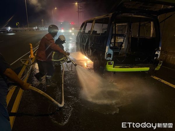 ▲▼台東太麻里廂型車起火燃燒。（圖／記者楊漢聲翻攝）