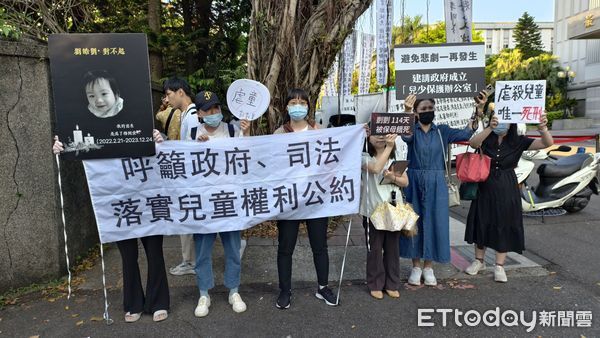 ▲▼台北地院今（2日）第7天審理剴剴案，涉案在押保母姊妹劉彩萱（粉色連帽衣）、劉若琳（灰色連帽衣）遮臉還押，聲援剴剴的網路媽媽群成員在法院外舉標語，怒吼「共同正犯，必須嚴懲！」。（圖／記者黃哲民攝）