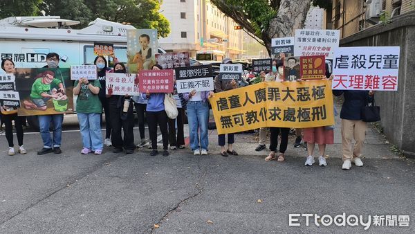 ▲▼台北地院今（2日）第7天審理剴剴案，涉案在押保母姊妹劉彩萱（粉色連帽衣）、劉若琳（灰色連帽衣）遮臉還押，聲援剴剴的網路媽媽群成員在法院外舉標語，怒吼「共同正犯，必須嚴懲！」。（圖／記者黃哲民攝）