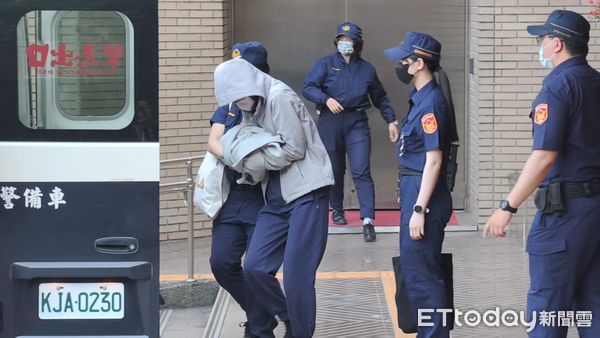 ▲▼台北地院今（2日）第7天審理剴剴案，涉案在押保母姊妹劉彩萱（粉色連帽衣）、劉若琳（灰色連帽衣）遮臉還押，聲援剴剴的網路媽媽群成員在法院外舉標語，怒吼「共同正犯，必須嚴懲！」。（圖／記者黃哲民攝）